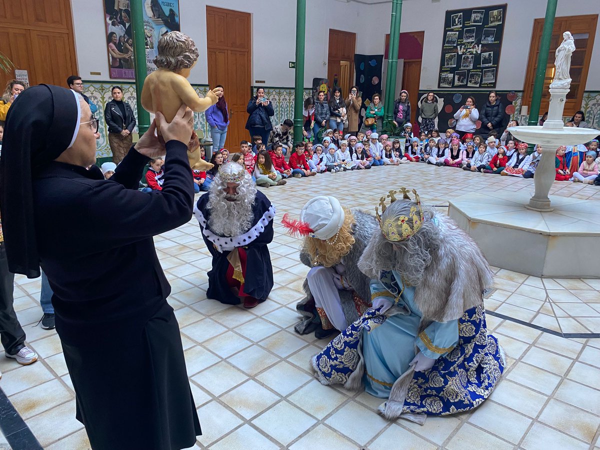 sjosemalaga's tweet photo. COLEGIO
Visita de los Reyes Magos a nuestro cole y adoración al niño Jesús. https://t.co/CKFfw6Lazx