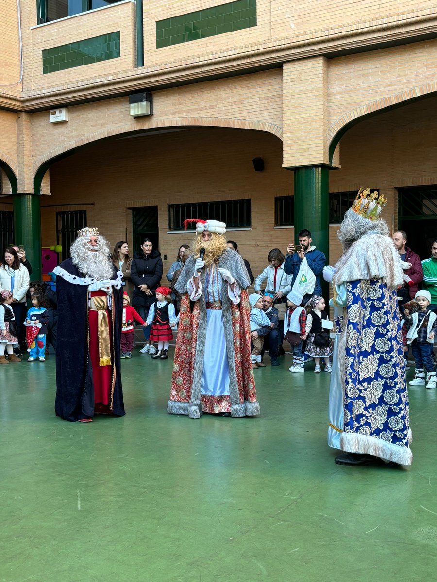 sjosemalaga's tweet photo. COLEGIO
Visita de los Reyes Magos a nuestro cole y adoración al niño Jesús. https://t.co/CKFfw6Lazx