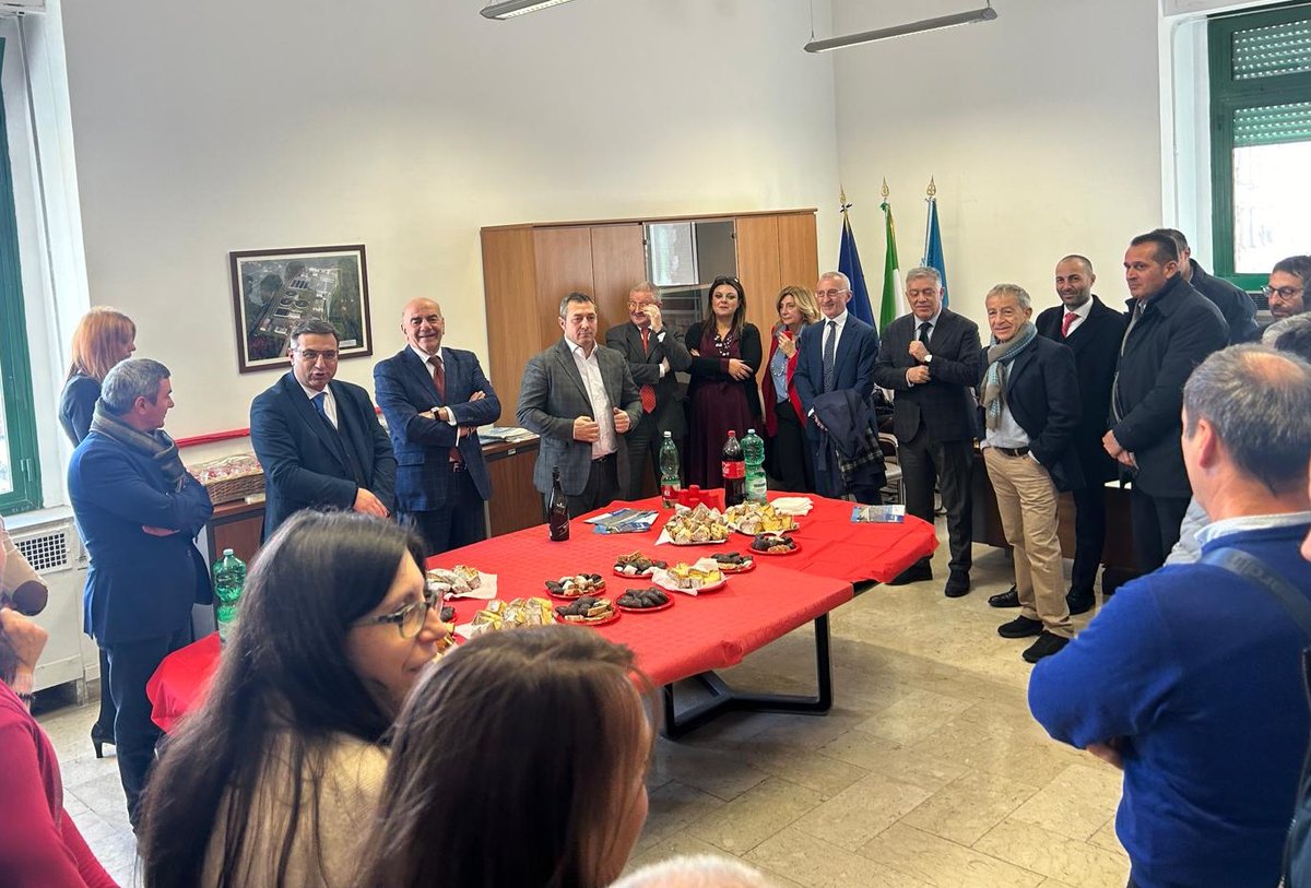 La forza dell'Ente Idrico Campano è racchiusa nel lavoro di squadra. Ora ci prepariamo a un nuovo anno, con altrettanta passione, determinazione e fiducia. Le sfide non ci spaventano, i traguardi ci ispirano. Buon Natale e felice anno nuovo a tutti: il meglio deve ancora venire!