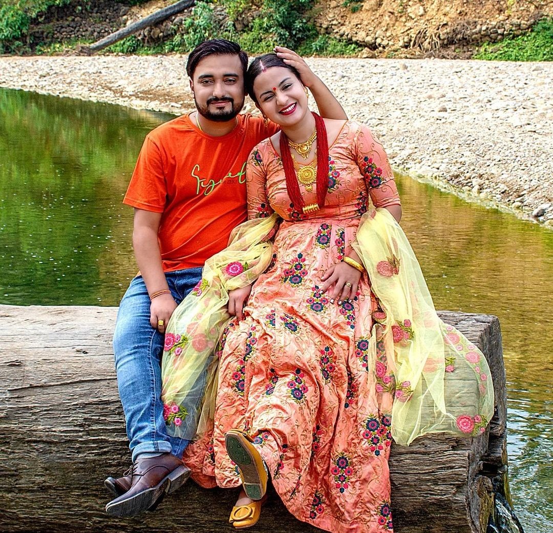 JaikyYadav16's tweet photo. सभी के आंखों में आंसू, दिल में दर्द, मन में उदासी और ज़हन में बेचैनी भरते हुए आज एक प्रेम कहानी ख़त्म हो गई😢

यह कहानी थी नेपाल के विवेक पंगेनी और श्रीजना सुबेदी की,

स्कूल टाइम से ही दोनों में प्यार हुआ, 6 साल प्यार चलने के बाद 2020 में शादी कर ली, दोनों ही बहुत खुश थे,

विवेक पंगेनी ने अमेरिका की एक यूनिवर्सिटी में PhD के लिए दाखिला ले लिया मगर

2022 में पता चला कि विवेक को ब्रेन ट्यूमर है, यह तो मात्र कहानी थी मगर यहां से प्रेम कहानी शुरू हुई,

श्रीजना ने विवेक को कैंसर के बाद संभाला, श्रीजना ने विवेक की बीमारी से लड़ने में विवेक का जो साथ दिया वो अभूतपूर्व था,

श्रीजना यह सब सोशल मीडिया के माध्यम से दुनिया के साथ शेयर करती रहती थीं, एक पत्नी का जो कर्तव्य श्रीजना ने निभाया यह तब तब याद किया जायेगा जब कहीं प्रेम की बात चला करेगी,

कल विवेक पंगेनी श्रीजना सुबेदी को हमेशा के लिए छोड़कर चले गए😢
