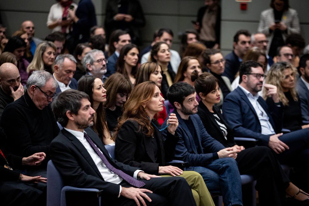Ya hay acuerdo social y va a ser una realidad: España tendrá una reducción de la jornada laboral. Para descansar, para disfrutar, para cuidar y cuidarnos.

Trabajar menos para vivir mejor.