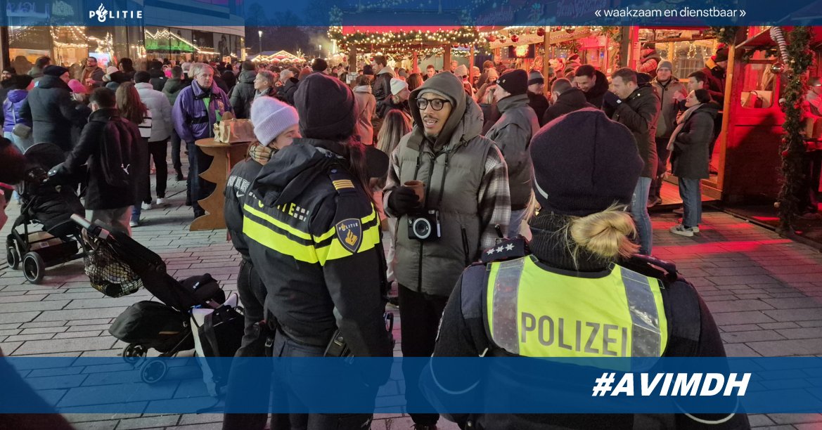 De kerstmarkt in Düsseldorf, daar verwacht je geen Haagse agenten. Toch waren ze er wel. Afgelopen weekend waren de laatste 4 agenten uit Den Haag naar Düsseldorf gegaan om de Duitse collega's te ondersteunen. Zaterdag waren 113 bussen uit Nederland gekomen naar deze kerstmarkt.