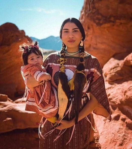 Nativetoday_'s tweet photo. Mother and daughter(Tatiana Dahteste )#NativeAmericanHeritage #powwowdancer #MMIW #nativeamericanwoman #nativehistory #NativeAmericans #nativelover #NativeTribe #nativeplants #navajo https://t.co/OIuK2CfMtb