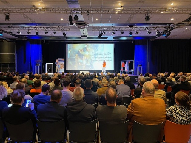 We zijn begonnen met het NLcoach Nationaal Coach Congres - Jeroen Otter en Joost van Geel trappen af voor een volle zaal. Fijn dat zoveel coaches benieuwd zijn naar wat de sprekers te vertellen hebben over coachprincipes.