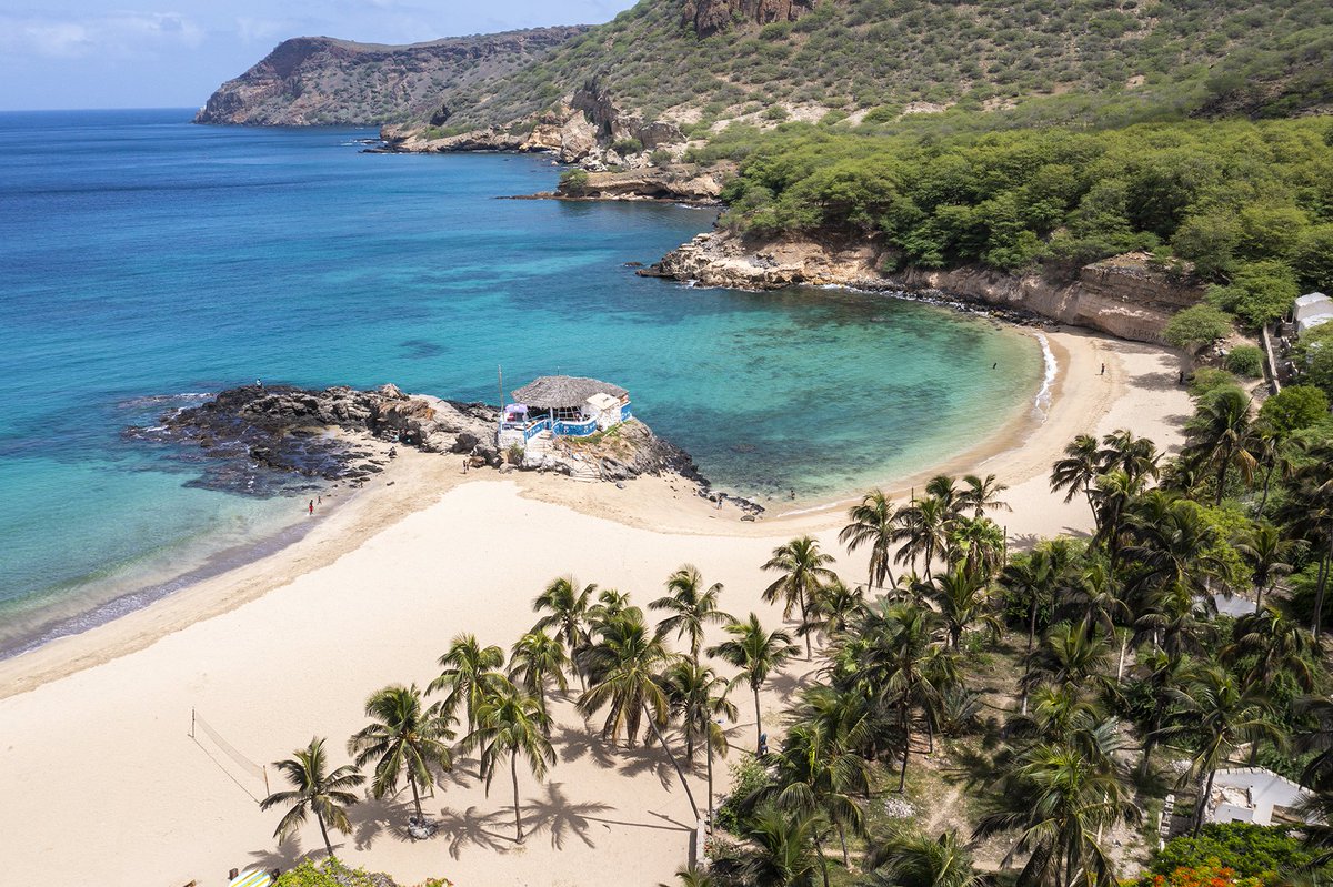 Wow, dit is het strand van Tarrafal op het eiland Santiago. Een fijne plek om lekker een dagje te chillen toch? 🌞 Op het strand bevindt zich ook een leuke beachbar. Lees meer over Santiago: kaapverdie.nl/eilanden/santi… #kaapverdië
