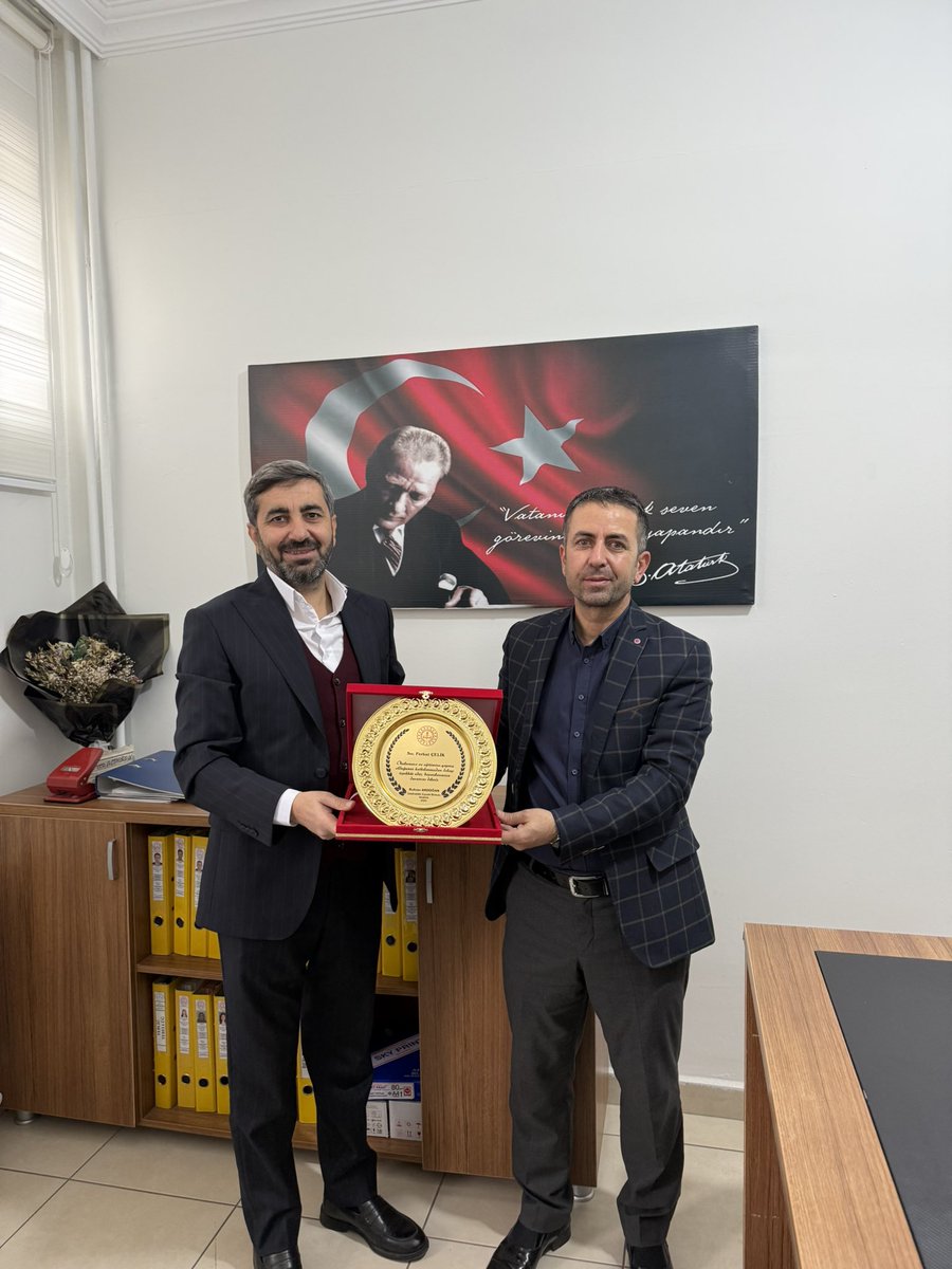 İlçemiz Eğitimine büyük katkıları bulunan, başarılı yönetici ve değerli dostum Sayın Rıdvan Akdoğan’a, şahsımı onurlandırarak tarafıma plaket takdim ettikleri için en içten teşekkürlerimi sunarım. <a href="/avuax47/">Rıdvan AKDOĞAN</a>