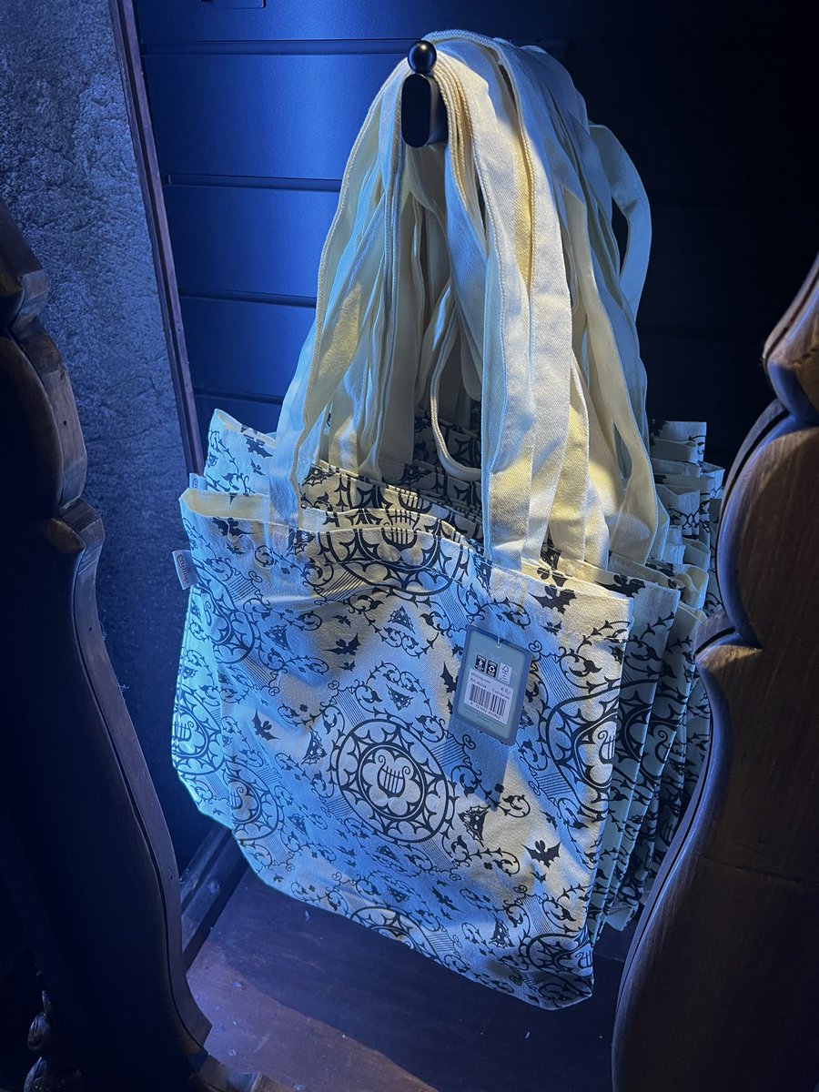 Had ik nog een totebag nodig?
Nee.

Heb ik hem toch gekocht?
Ja 😂

Maar kijk nou hoe leuk hij is 😍