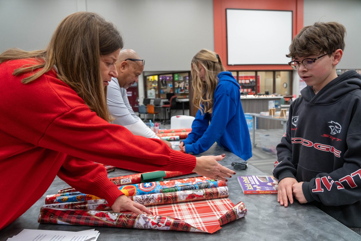 📚 Mrs. Shockey at Pioneer Trail Middle School hosted a Holiday Book Wrapping Event, transforming the Library into a bookstore. Books were arranged by genre, age, and language. With the help from a grant, Mrs. Shockey was able to have books in other languages represented at