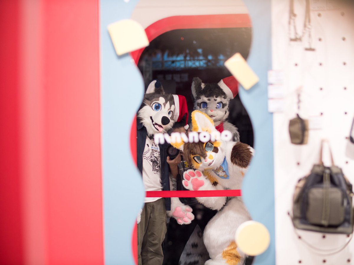 咦？你也在看我們嗎？！  嗨嗨！

📷： <a href="/HappyMiDog/">MiDog 米狗</a> 
#FursuitFriday