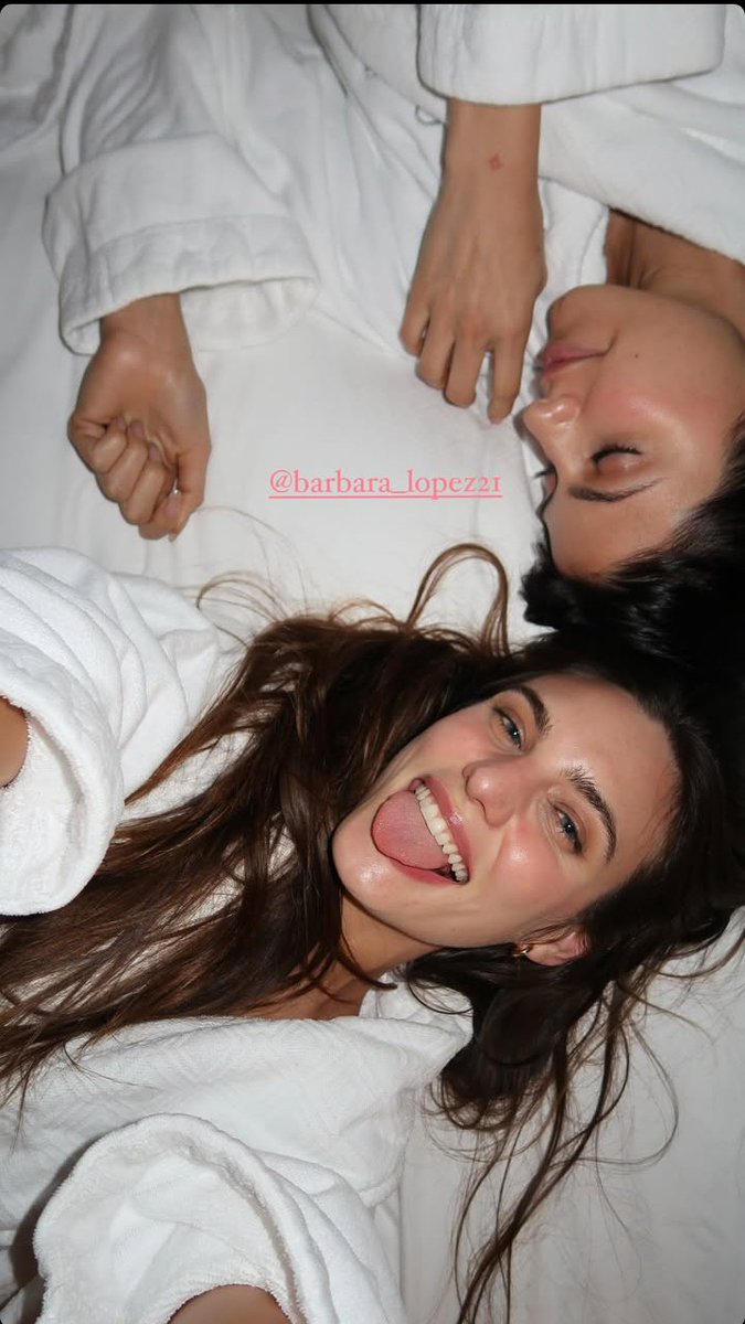 Valentina haciéndose una selfie con Una Juls agotada después de presentar su colección 😉.

En la descripción de la foto dice lo orgullosa que está de su chiquita 😉.

#Juliantina
#Barbarena
