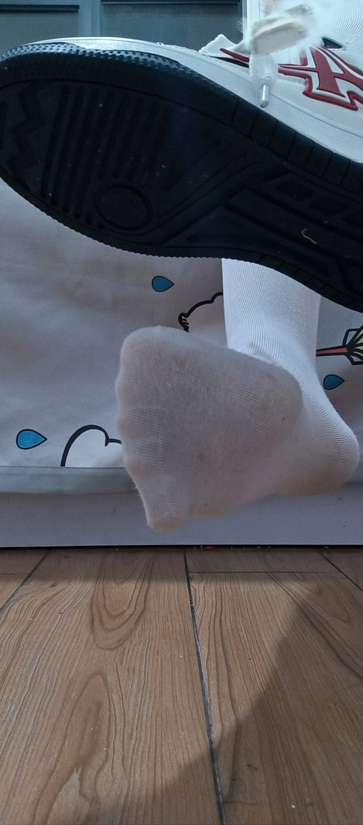 ningyaomm's tweet photo. 事情的转机是在一个星期后，她在网上查了恋足癖，主动想要继续陪我玩，我当时没有多想立刻开心的接受了（没想到最后堕入深渊），到了她的家，坐到了沙发上，突然像变了一个人，让我帮她脱鞋，我起身想帮她脱，却要求我跪着脱，被淫欲支配的我根本没有多想，当场跪下帮她脱了下来。 https://t.co/9q1XogXwIS