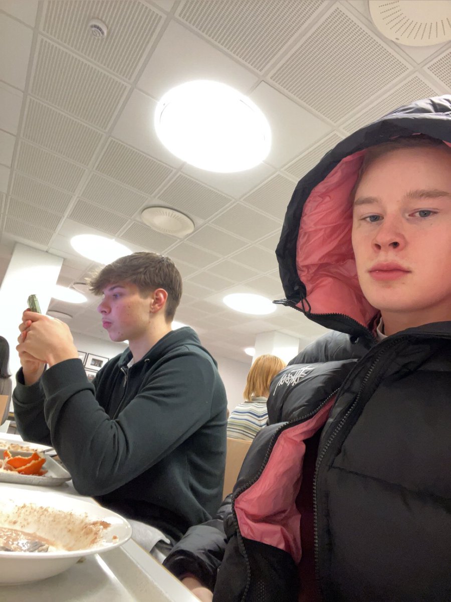 SenseiVili's tweet photo. Eka joulupuuro 1. luokal alakoulus ja tänää viimenen joulupuuro yhes #aittis https://t.co/2qAKVSercb