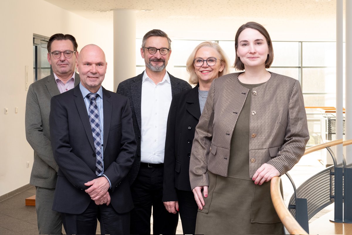 Ambulante Versorgung muss verantwortungsbewusst weiterentwickelt werden. Heute haben wir uns dazu mit der Thüringer Gesundheitsministerin <a href="/FUCHSundIGEL/">Katharina Schenk</a>  sowie ihrem Staatssekretär Udo Götze ausgetauscht. Herzlichen Dank für Ihren Besuch und den konstruktiven Dialog! @SozialesTH