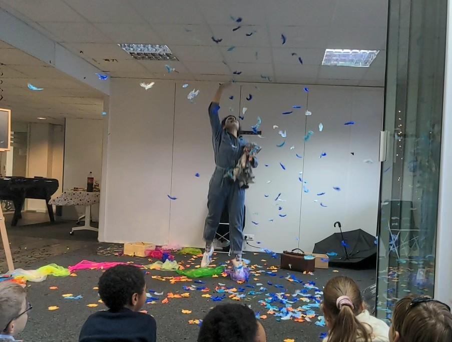 Un moment chaleureux partagé lors de l’Arbre de Noël de Xelya 🎄
🎭 Au programme : la pièce "L’Oiseau Bleu", interprétée par la Compagnie Camélia. Une aventure poétique qui a fait rêver petits et grands.
#ArbreDeNoël #Partage #CSE