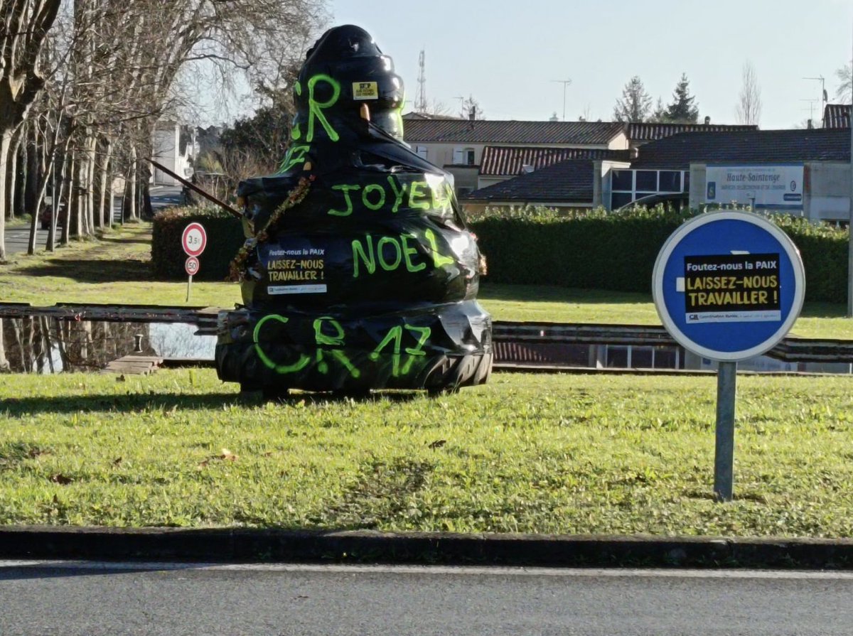 coordinationrur's tweet image. 🔴🔴 CET APRÈS-MIDI EN CHARENTE-MARITIME : La #CR17 vous souhaite de bonnes fêtes de fin d'année !!! 🎄
La Coordination Rurale sur le terrain
#CoordinationRurale #AgriculteursEnColère #AgricultureEnDanger #CriseAgricole  #AgricultureFrançaise #UrgenceAgricole #CR #bonsenspaysan