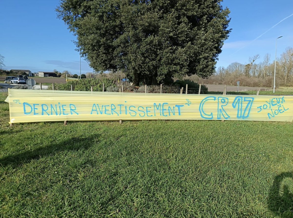 coordinationrur's tweet image. 🔴🔴 CET APRÈS-MIDI EN CHARENTE-MARITIME : La #CR17 vous souhaite de bonnes fêtes de fin d'année !!! 🎄
La Coordination Rurale sur le terrain
#CoordinationRurale #AgriculteursEnColère #AgricultureEnDanger #CriseAgricole  #AgricultureFrançaise #UrgenceAgricole #CR #bonsenspaysan