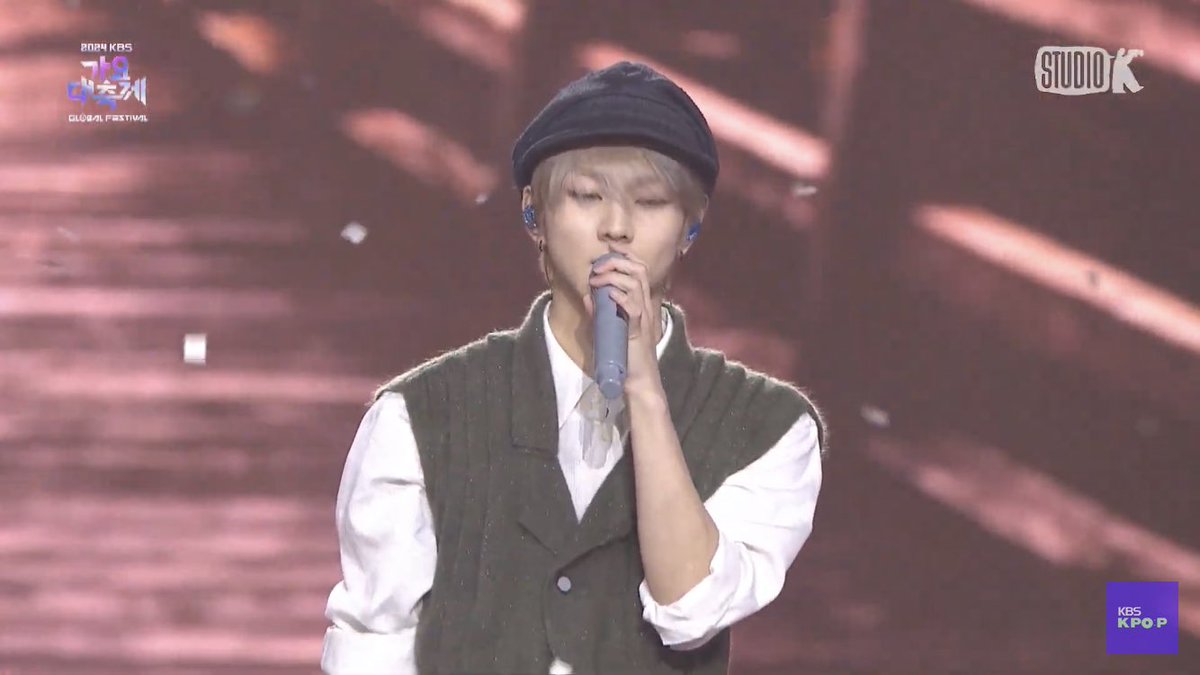 code_seok's tweet photo. Reviviendo, dios mío, la voz, el outfit, la canción, te amo jungwon😭 https://t.co/2i6QSJYAjD