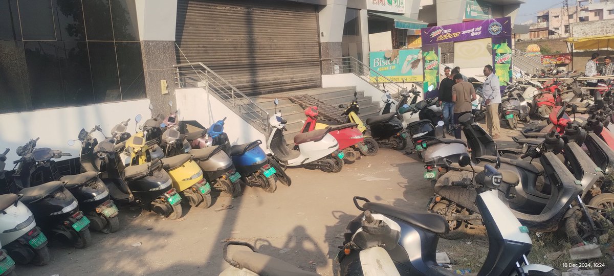 Panchlinge1010's tweet photo. @EmranMital @bhash @OlaElectric Ghatiya aadmi ki ghatiya service @bhash 4 mahine se mera scooter Solapur service center pe hai no service ya more service ? @OlaElectric https://t.co/cSI6NPyZxV