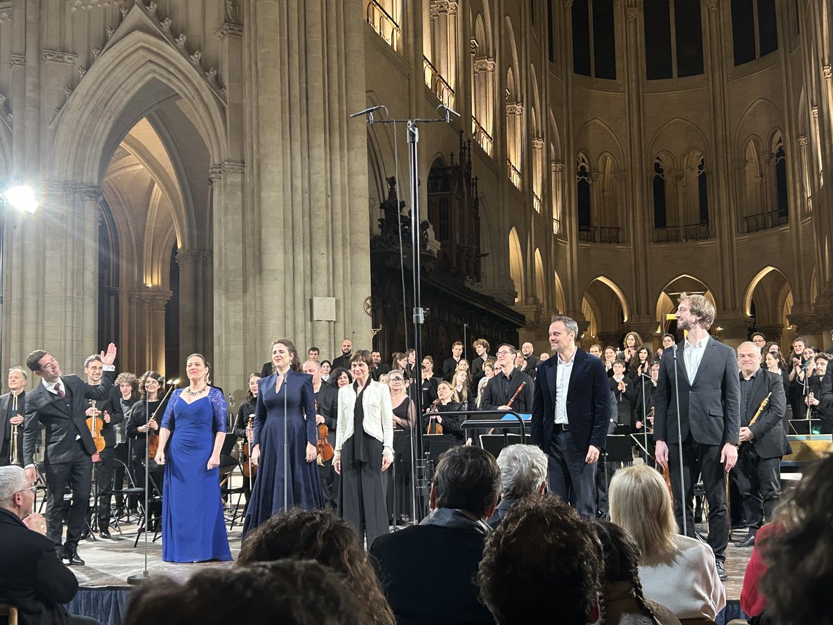 Quand la musique retrouve toute sa place à <a href="/notredameparis/">Cathédrale Notre-Dame de Paris</a> <a href="/henrichalet/">Henri Chalet</a> <a href="/EvaZaicik/">Eva Zaïcik</a> <a href="/bachtrack_fr/">bachtrack.fr</a> <a href="/bachtrack/">Bachtrack</a>  ! Magnificat !
bachtrack.com/fr_FR/critique…