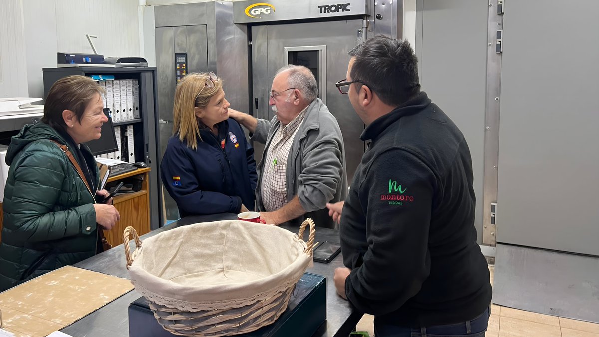 pilarbernabe's tweet photo. Hoy en #Chiva he recorrido, junto al alcalde, sus calles y alguno de los comercios que ya ha podido abrir sus puertas. 

Queda mucho por hacer, pero el Gobierno de España y las #FAS trabajarán sin descanso para hacer posible la reconstrucción tras la #dana.

#TotsAUna https://t.co/8ZtzdCWREU