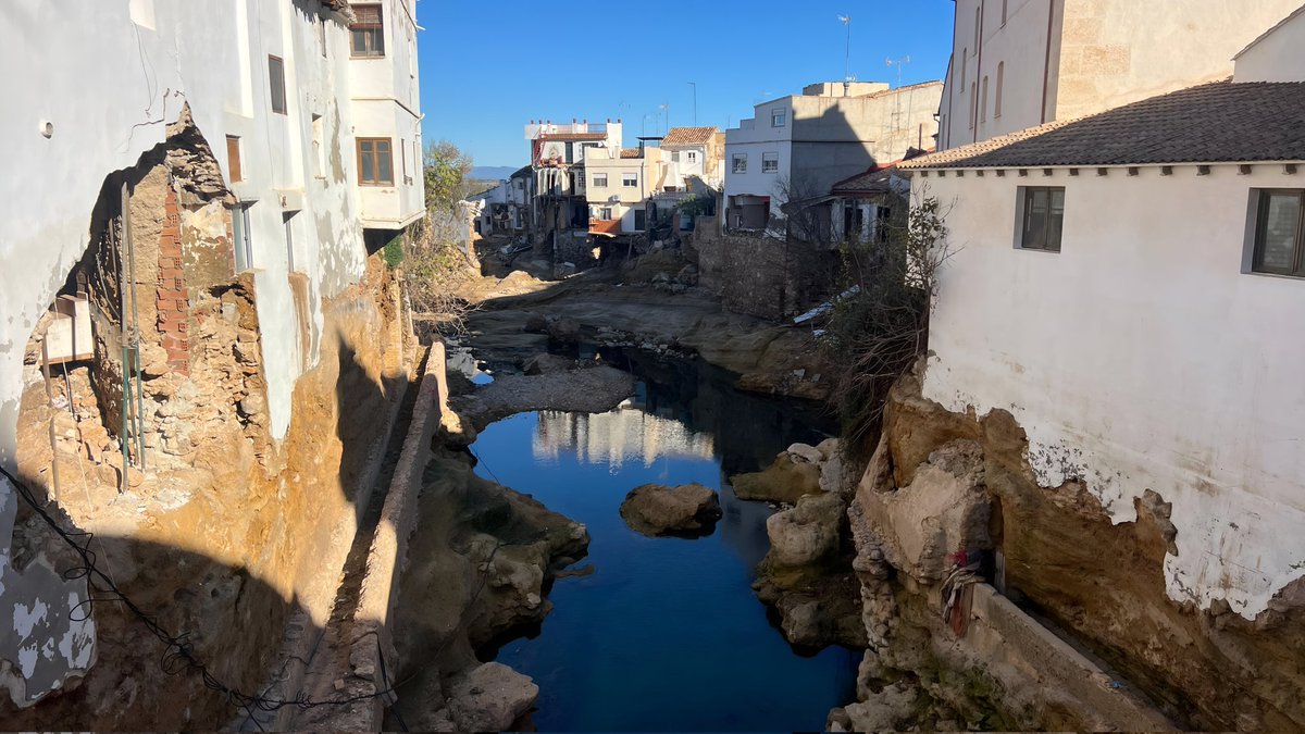 pilarbernabe's tweet photo. Hoy en #Chiva he recorrido, junto al alcalde, sus calles y alguno de los comercios que ya ha podido abrir sus puertas. 

Queda mucho por hacer, pero el Gobierno de España y las #FAS trabajarán sin descanso para hacer posible la reconstrucción tras la #dana.

#TotsAUna https://t.co/8ZtzdCWREU