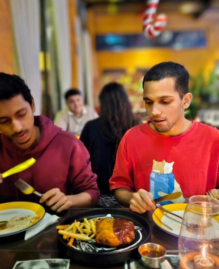AdyaDadhich's tweet photo. back to blr, have not fallen sick so far👍🏽🧿
good food, good company (both friends &amp; literally the company I work in) :p

@saankulp Mumbai se aaya mera dost, dost ko 🫡 karo https://t.co/qS2bhkNJqa