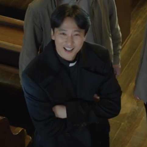 김해일 진짜 찐사인 게
한춘삼 때부터 차마 자매님들도 귀엽다고 하기 망설여지는 분장들 보고 계속 귀엽다는 듯이 웃음