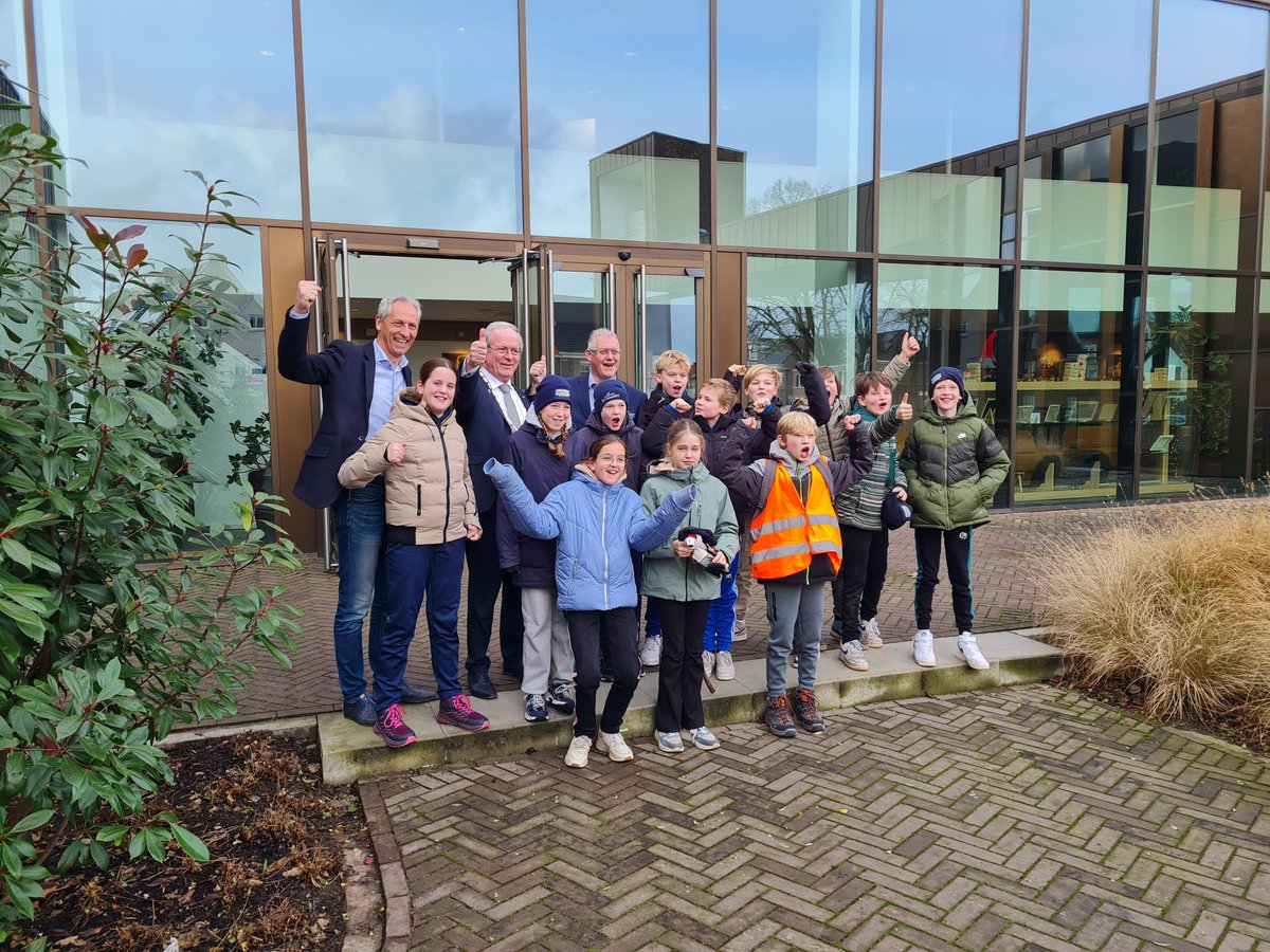 Kinderen onderweg naar Glazen Huis uitgezwaaid door 2 burgemeesters. Lees hier het hele bericht 👉 bit.ly/3VNZsjw 👍👏