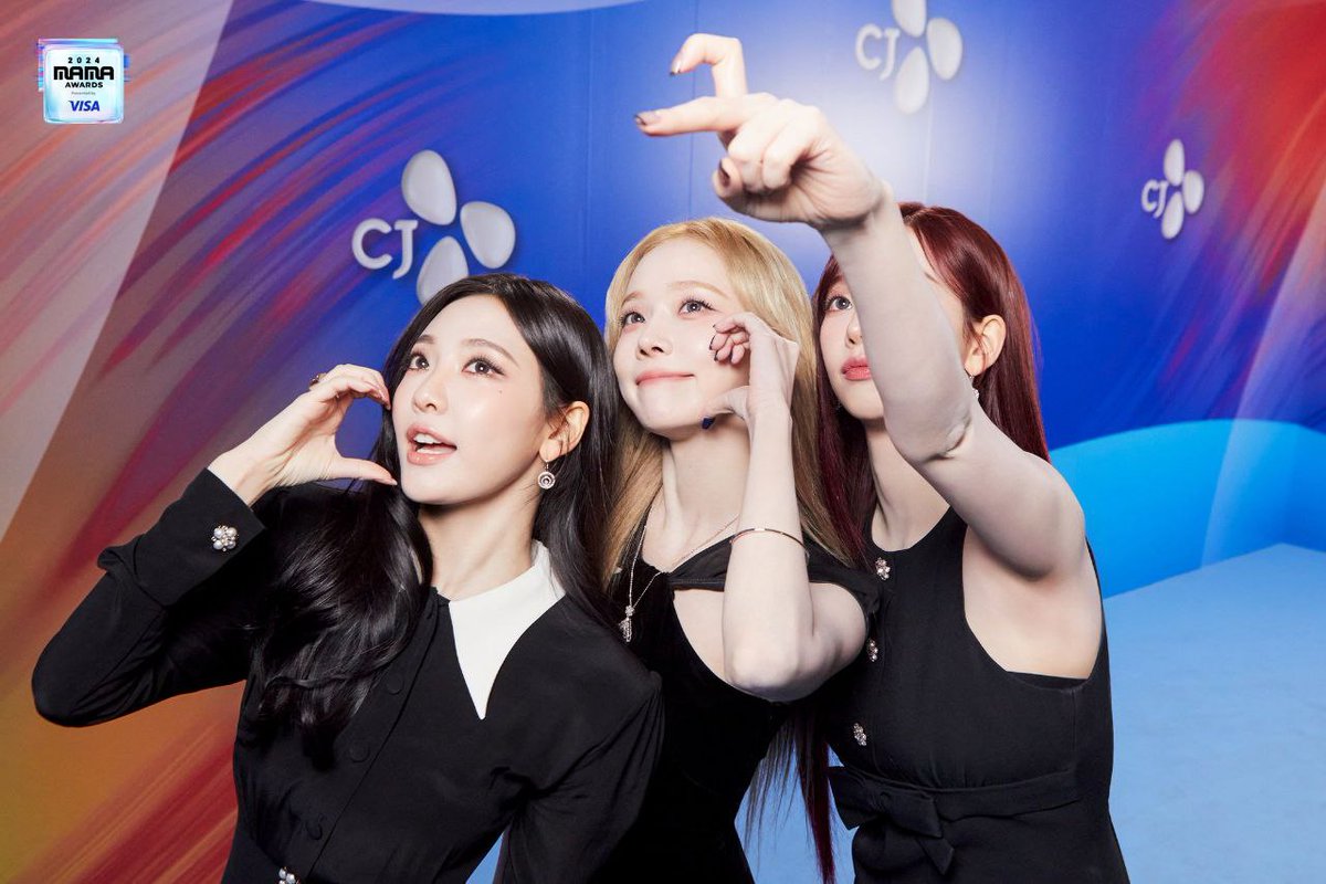 every moment behind the scenes has its own story, exuding a warmth and beauty that is not always visible from the glittering stage. from sincere smiles to meaningful glances, these photos are a portrait of deep dedication and love for art and fans.