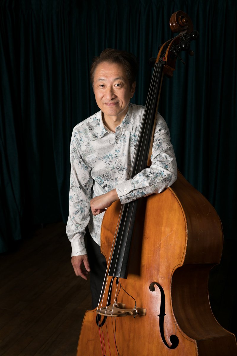 SLMarketz's tweet photo. 21日13時頃から外山安樹子トリオのクリスマスジャズライブ！

外山　安樹子　（AKIKO TOYAMA）　Pianist/Composer
札幌市生まれ。

関口　宗之(Muneyuki Sekiguchi)　Bass Player
千葉市生まれ。

藤田　稔広(Toshihiro Fujita) ／Drummer

福岡県出身。

￼￼ https://t.co/vxW0KAY5ap