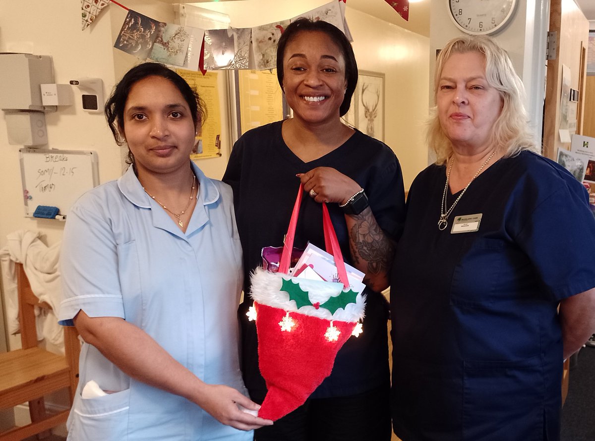 reachincarts's tweet photo. The Orchards care home are completely bowled over with our art groups magic hat of good wishes #christmas2024 #carehomesuk #artsforall #ChristmasCheerIsHere https://t.co/ynaqWbgbIR