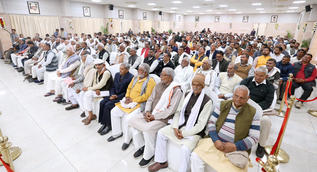 CMOfficeUP's tweet photo. #UPCM @myogiadityanath ने आज लखनऊ स्थित सरकारी आवास पर नोएडा इंटरनेशनल एयरपोर्ट, जेवर के अंतिम फेज के भूमि प्रदाता किसान बंधुओं से संवाद किया।

इस दौरान उन्होंने कहा कि आने वाले समय में जेवर देश का सबसे विकसित क्षेत्र होने जा रहा है। https://t.co/ziITa3jVZ7