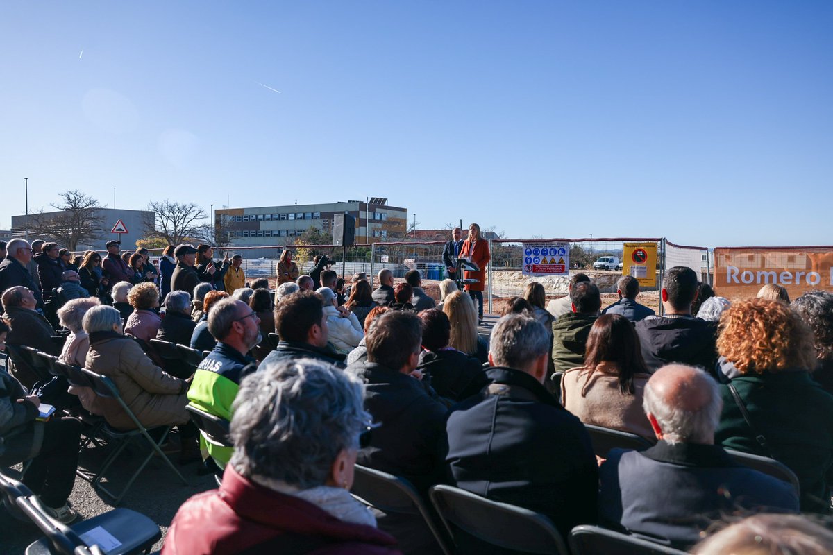 🚧 Amb l’alcalde <a href="/LLmtirado/">Luis Tirado/♥️</a> hem col·locat la primera pedra de la futura Residència i Centre de Dia per a gent gran de #Ripollet, un equipament que disposarà de 100 places residencials i 32 d’atenció diürna. Aquesta infraestructura, finançada en part amb fons Next Generation EU,