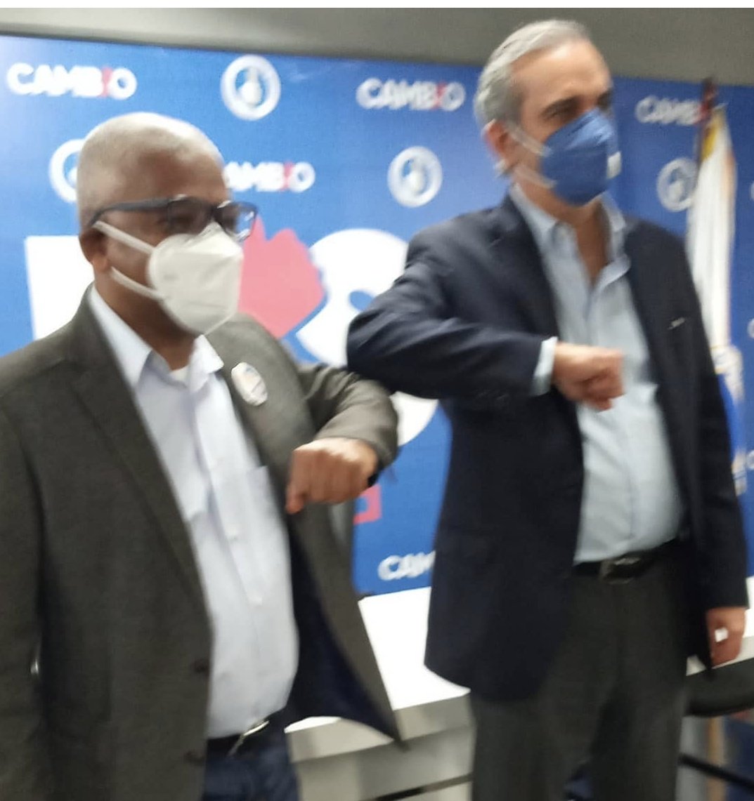 Momento en el que <a href="/luisabinader/">Luis Abinader</a> y <a href="/johnnysosa2/">Johnny Sosa</a> realizaban la juramentacion del Movimiento Compromiso Comunitario por el Cambio en año 2020.
Ese fue un extraordinario equipo de trabajo, en el que integramos más de 2000 dirigentes del Gran Santo Domingo y Santiago