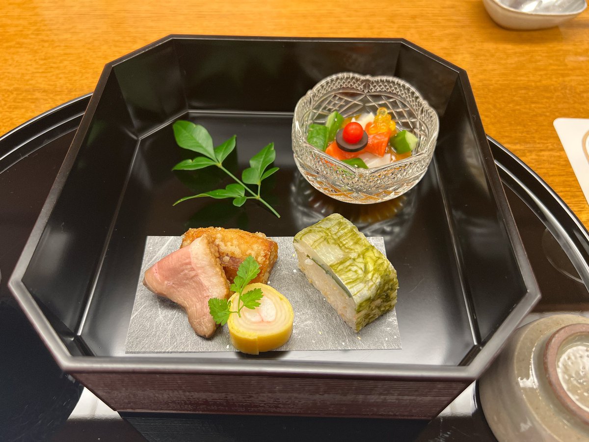 sane0826's tweet photo. お誘いいただいて、人生初の舞妓さん遊びなんて大人な事してきました。
経営者達の中に、ポツンとパンピーの僕。。。何故こうなった💧

濃厚な湯豆腐を突きつつ…舞妓さんを楽しみつつ…

緊張して味が分からなかった😱
#舞妓さん https://t.co/x4q90rkWrh