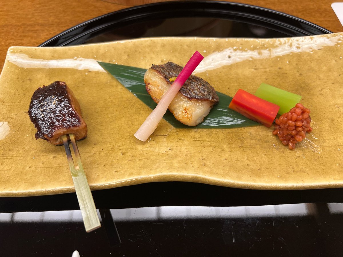 sane0826's tweet photo. お誘いいただいて、人生初の舞妓さん遊びなんて大人な事してきました。
経営者達の中に、ポツンとパンピーの僕。。。何故こうなった💧

濃厚な湯豆腐を突きつつ…舞妓さんを楽しみつつ…

緊張して味が分からなかった😱
#舞妓さん https://t.co/x4q90rkWrh