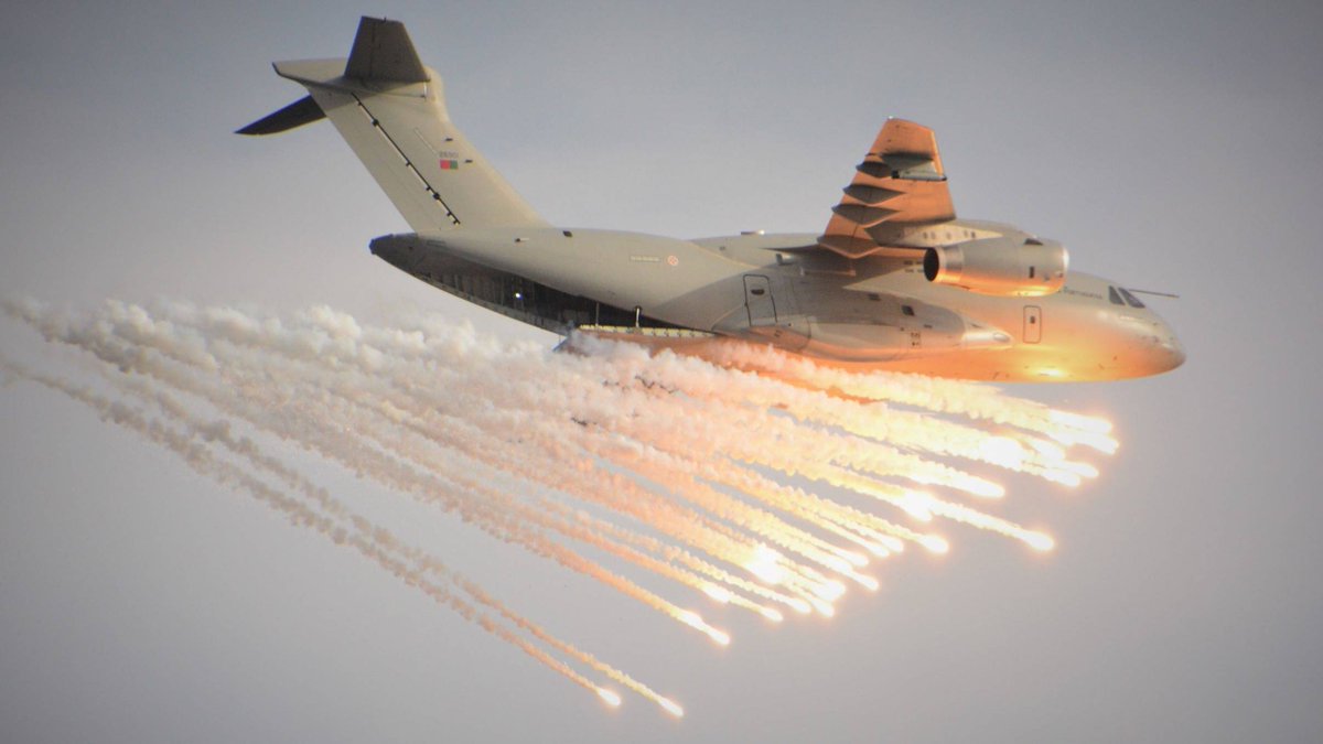 ironbirdphotos's tweet image. The Portuguese AF 🇵🇹 Sqd 506 @embraer #C390 t/n 26901 tested for the 1st time the use of its @ElbitSystemsLtd flare &amp;amp; chaff ECM from the DIRCM Self-Protection Suite on 17DEC2024 off the Portuguese SW coast
📷 @fap_pt &amp;amp; @MarinhaPT
