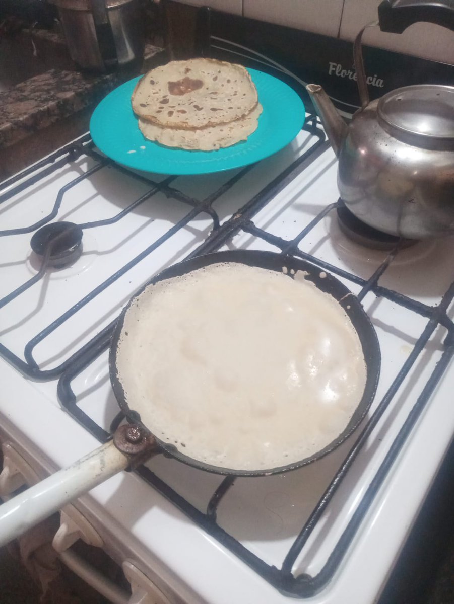 Anoche mai le dijo al abuelo que quería panqueques, hoy el abuelo se levantó temprano a comprar las cosas y se los está cocinando para cuando se despierte, la vara altísima le va a dejar este hombre, espero que de grande no espere menos Tratada como reyna o nada 🤭 
Abu te amamos