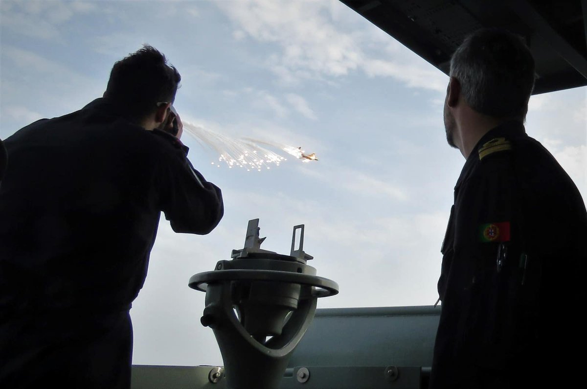 ironbirdphotos's tweet image. The Portuguese AF 🇵🇹 Sqd 506 @embraer #C390 t/n 26901 tested for the 1st time the use of its @ElbitSystemsLtd flare &amp;amp; chaff ECM from the DIRCM Self-Protection Suite on 17DEC2024 off the Portuguese SW coast
📷 @fap_pt &amp;amp; @MarinhaPT