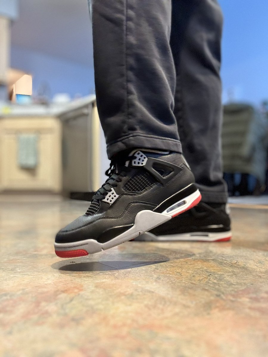 Moonman989's tweet photo. #kotd #yoursneakersaredope #12OGsofKicksmas @Jumpman23 Happy ❄️ Friday!! 🙌🏻 Have a great day, be kind and be safe!! ✌🏻🖤❤️🖤❤️ https://t.co/9qpvBfGuMB