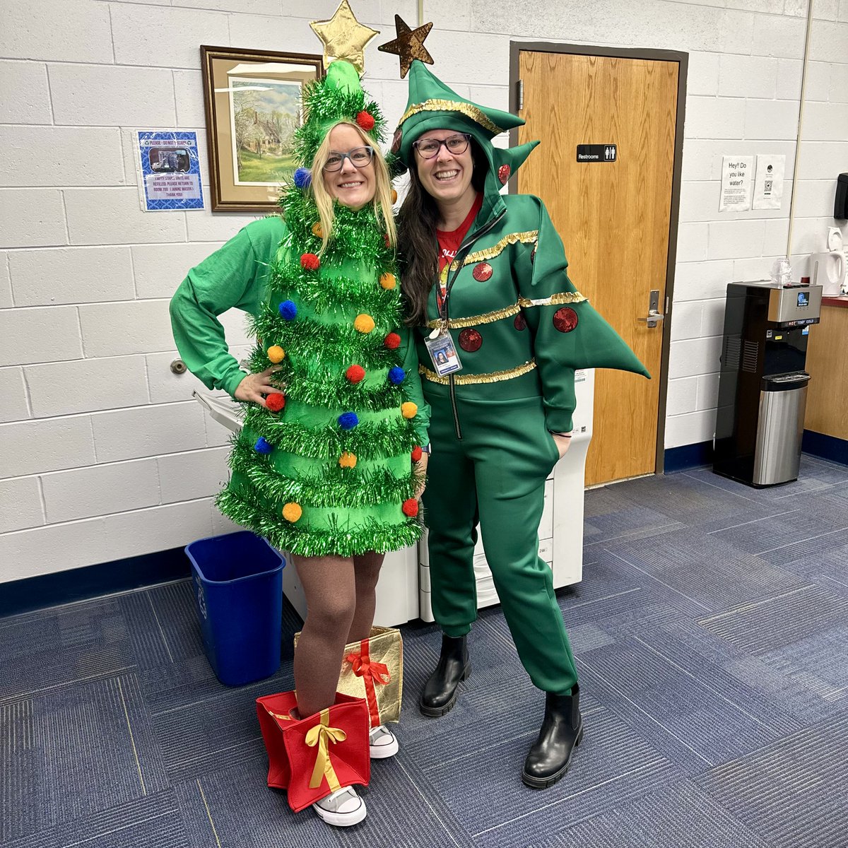 eccrsd's tweet photo. Whether it’s holiday spirit or school spirit, Eastern’s got it! Happy holidays to you and yours!
#easternpride
#happyholidays
#EnglishDepartment https://t.co/gN7MobQGrB