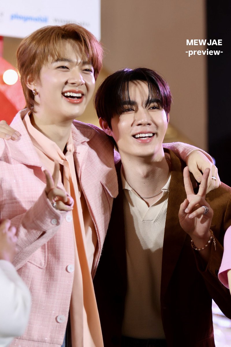 MEWJAExZEEPRUK's tweet photo. เธอบอกว่าฉันแค่น้องชาย 

#ICONSIAMXZeeNuNew
@zee_pruk @CwrNew #ZeeNuNew https://t.co/BbA3eaZJEj