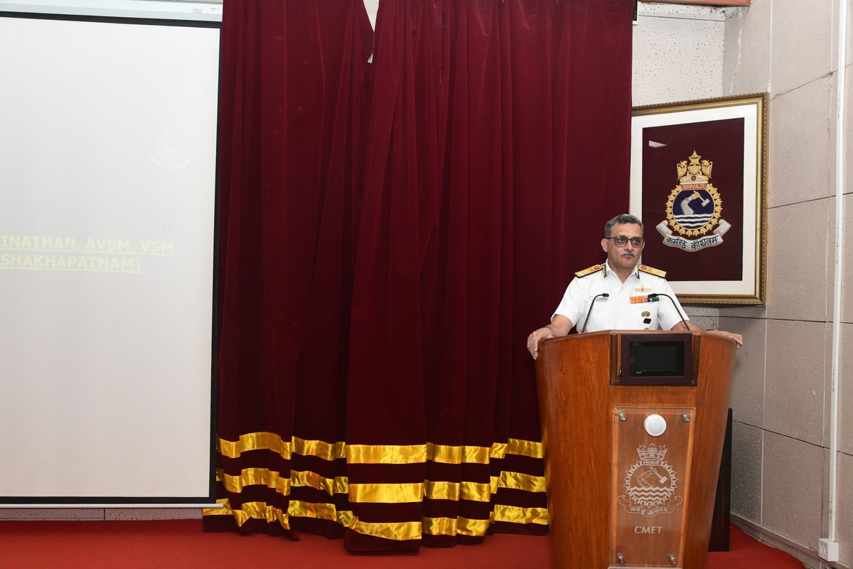 IN_INSShivaji's tweet photo. VAdm Srinivasan Gopinathan, DGNP(V) visited #INSShivaji on 17 Dec 24 and witnessed training facilities and sports infrastructure. He addressed the training faculty &amp; trainees and exhorted them to be competent Marine professionals. 
@IN_HQSNC 
@PRODefPune https://t.co/UVFbYIFED0