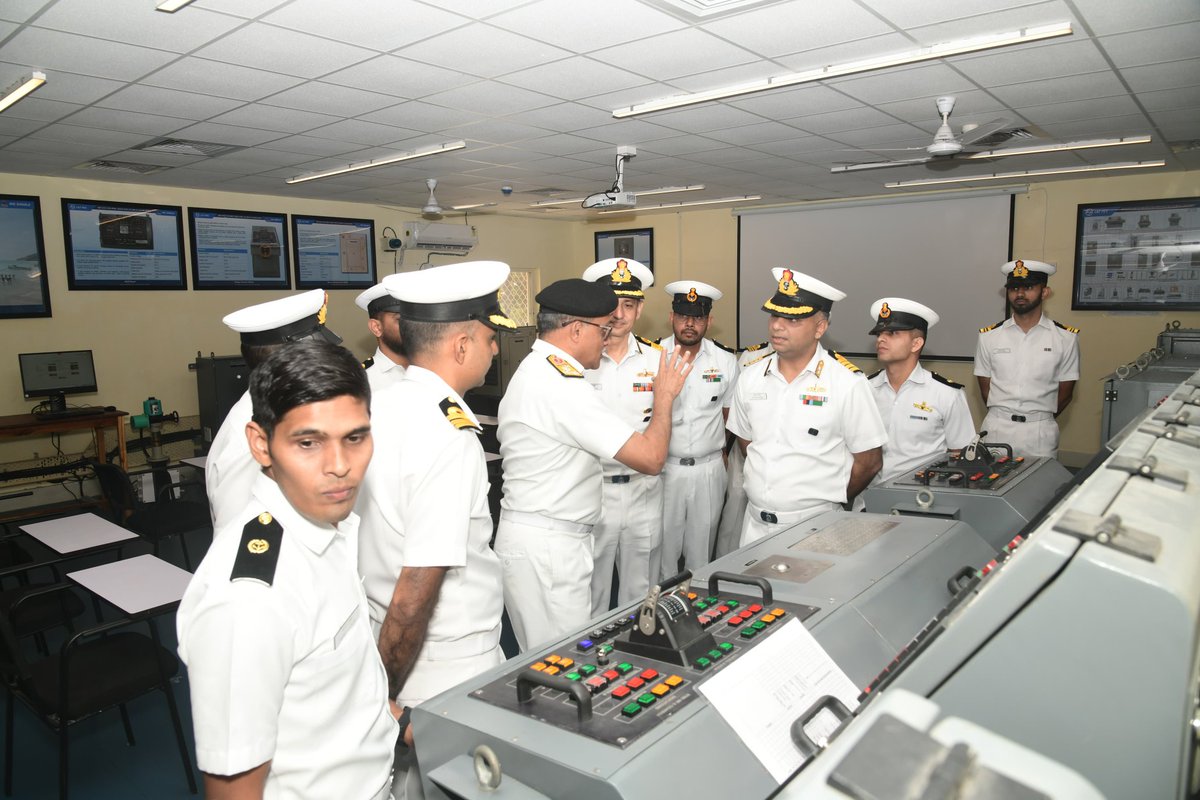 IN_INSShivaji's tweet photo. VAdm Srinivasan Gopinathan, DGNP(V) visited #INSShivaji on 17 Dec 24 and witnessed training facilities and sports infrastructure. He addressed the training faculty &amp; trainees and exhorted them to be competent Marine professionals. 
@IN_HQSNC 
@PRODefPune https://t.co/UVFbYIFED0