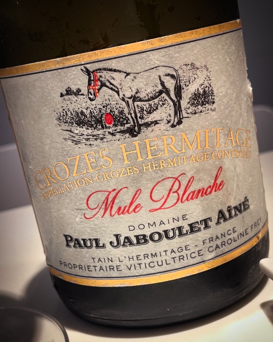 🍇 Mule Blanche 2021 - Paul Jaboulet Aîné
Blanco de Crozes-Hermitage AOC.
🌟 Amarillo dorado, aromas de melocotón blanco y flores frescas. Cremoso y equilibrado, con notas de fruta madura y almendra tostada.

#wine #vi #winestagram #winelover #winelovers #topwines #exclusivewines