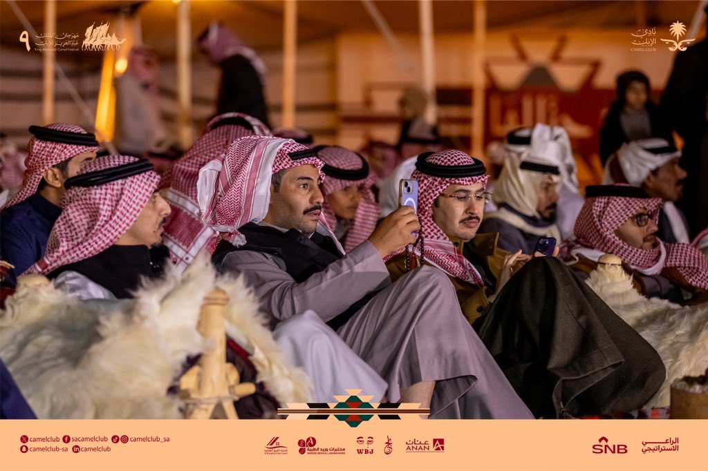 CamelClub's tweet photo. الشعراء محمد بن مشيط وفهد العازمي 🎤
في بداية من العيار الثقيل لأولى ليالي #حنا_لها ⛺️👏🏼

#مهرجان_الملك_عبدالعزيز_للإبل9 
#نادي_الإبل | #عام_الإبل_2024 https://t.co/Brjpe5M7st