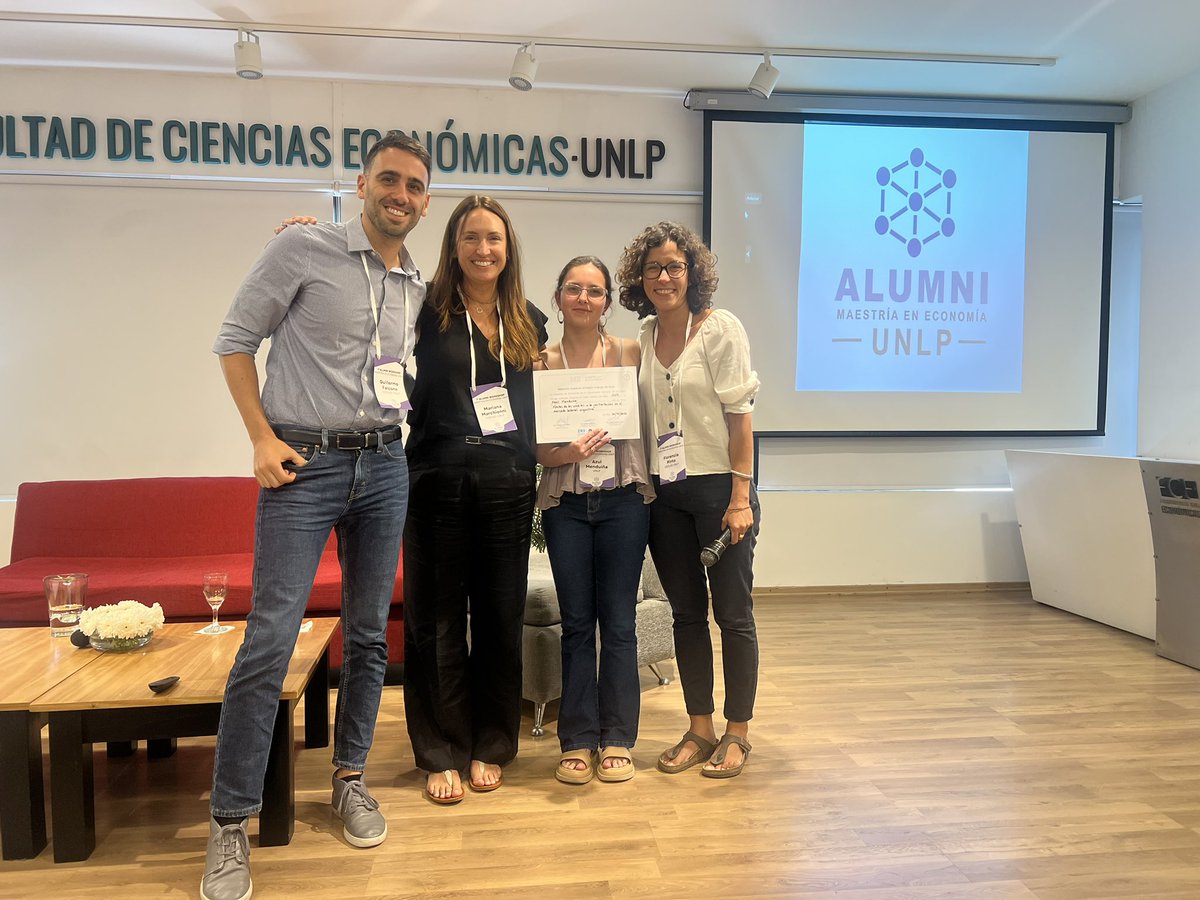 <a href="/Andi__Cesar/">Andrés César</a> <a href="/lugaleano/">Luciana Galeano</a> <a href="/lpenalozap/">Leonardo Peñaloza-Pacheco</a> <a href="/marumarchionni/">Mariana Marchionni</a> <a href="/fabiangonzarg/">Fabián Enrique González</a> <a href="/azulmenduina/">Azul Menduiña</a> <a href="/nacholunghi/">Nacho Lunghi</a> <a href="/OctaBertin1/">Octavio Bertín</a> <a href="/NicoIrazoqueS/">Nicolás Irazoque Sillerico</a> <a href="/AbbateNicolas/">Abbate Nicolas</a> <a href="/mflorenciapinto/">Florencia Pinto</a> Se otorgó el premio a la mejor tesis de maestría a <a href="/AgosZulli/">Agostina</a>, recibido por sus directoras de tesis, así como una mención especial a <a href="/azulmenduina/">Azul Menduiña</a>.