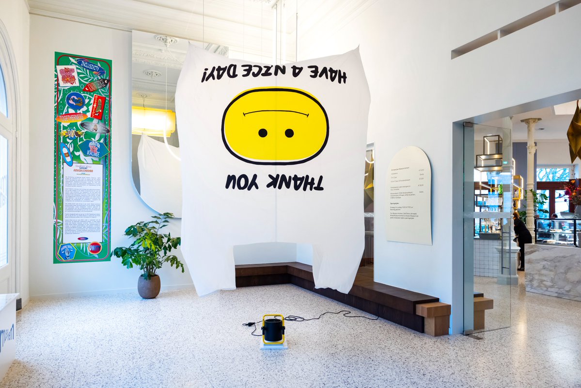 Nu te zien: 'Smiley Bag' van Arash Fakhim, een aankondiging van de Biënnale Gelderland. Fakhim draagt dit kunstwerk op aan de Palestijnse kinderen die in 2011 in Gaza een wereldrecord hebben gehaald, door tegelijk een vlieger op te laten. Lees meer: bit.ly/49G7Pn5