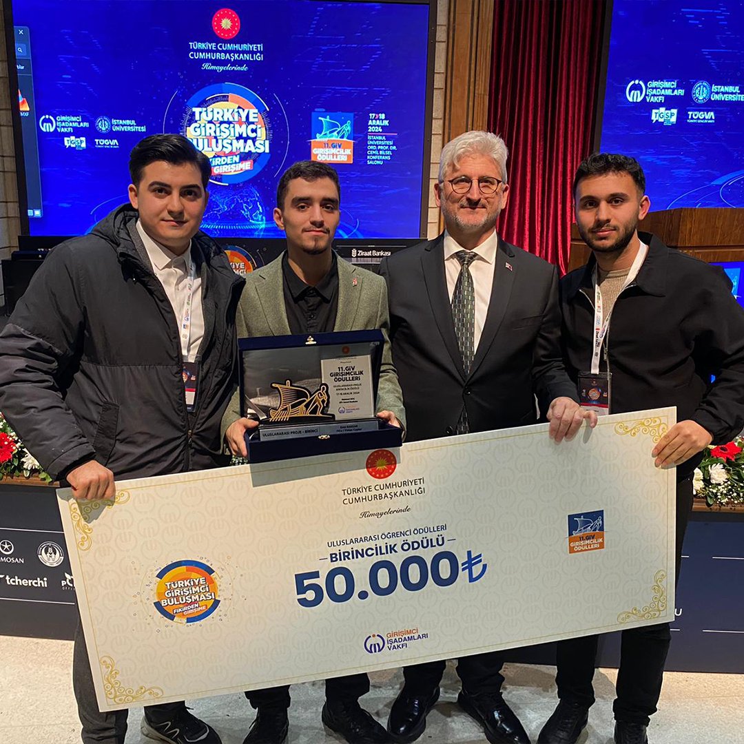 FirnasTech's tweet photo. 🏆Birinciyiz!

Ekibimiz, FiCo projesiyle; Türkiye Girişimci Buluşması’nda tertip olunan Uluslararası Proje Kategorisinde 1.’lik ödülüne layık görülmüştür. 🚀

Bu önemli anda, sahnede coşkumuzu bizimle paylaşan ve hatıra fotoğrafı aldığımız başkanlarımıza teşekkürlerimizi sunarız. https://t.co/rP1tkzRmfJ