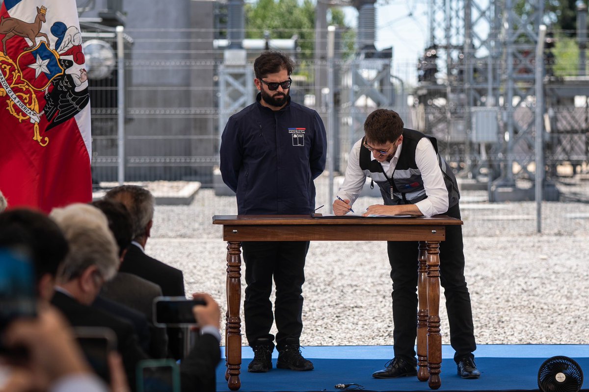 GabrielBoric's tweet photo. Junto al ministro @DiegoPardow, promulgamos la Ley de Transición Energética desde la Subestación Eléctrica de San Carlos.

Esta ley corregirá las demoras que han tenido obras de transmisión eléctrica, lo que atraerá inversiones y nuevos empleos en el sector energético. Además, habilitará el desarrollo de nuevos proyectos en otros rubros, mejorando la calidad de vida de las y los habitantes de la región.

Con pasos concretos como los que da esta ley, estamos contribuyendo a la lucha contra la crisis climática y asegurando que las oportunidades de desarrollo lleguen a las regiones, especialmente las que han tenido mayor rezago.